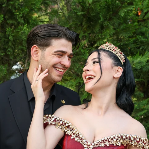 Bahçede birlikte gülümseyen çift