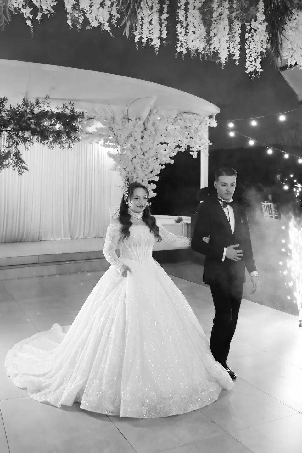 Masal Bahçe'de gece ışıkları altında gelin ve damat
