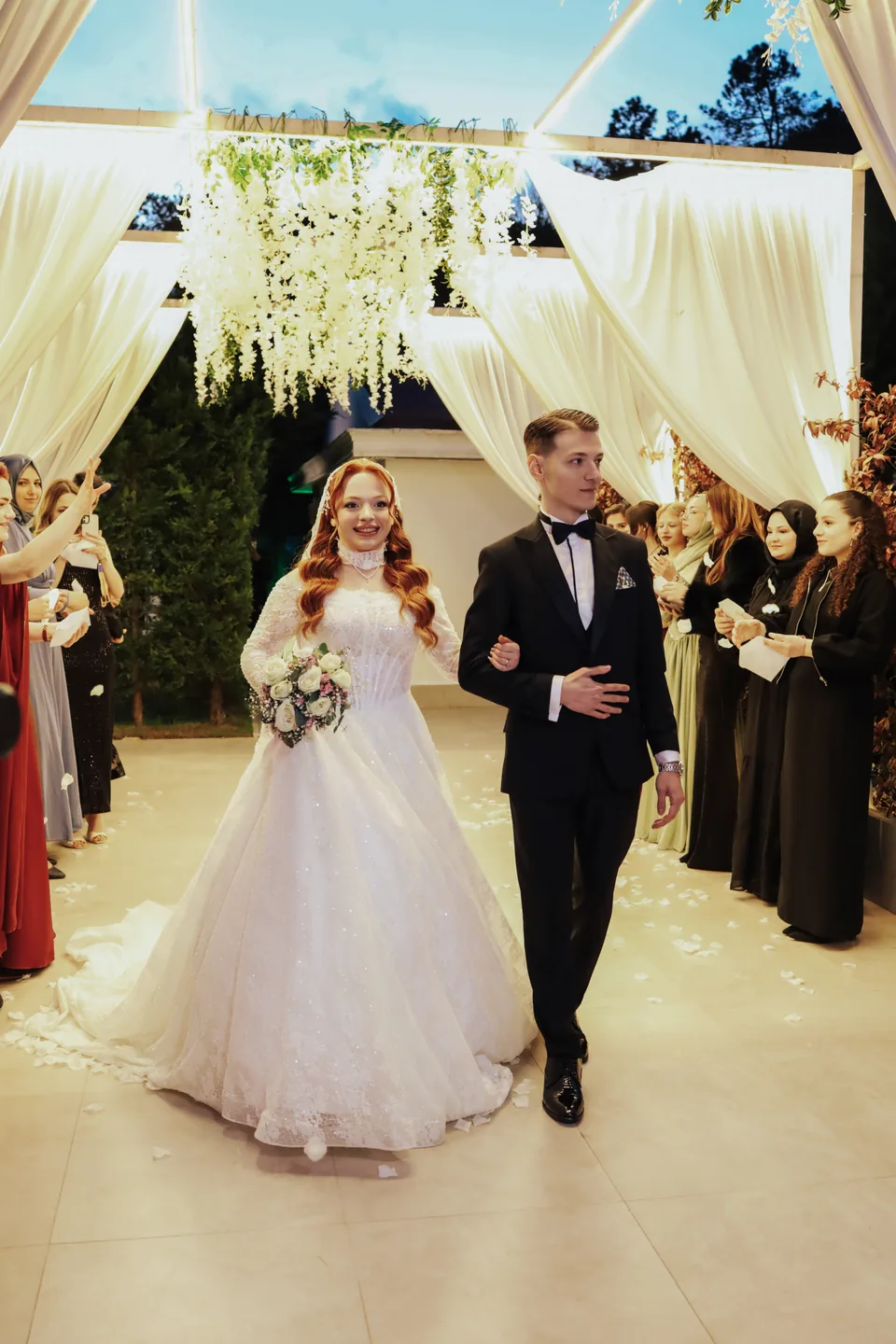 Masal Bahçe düğün çıkışında gelin ve damat