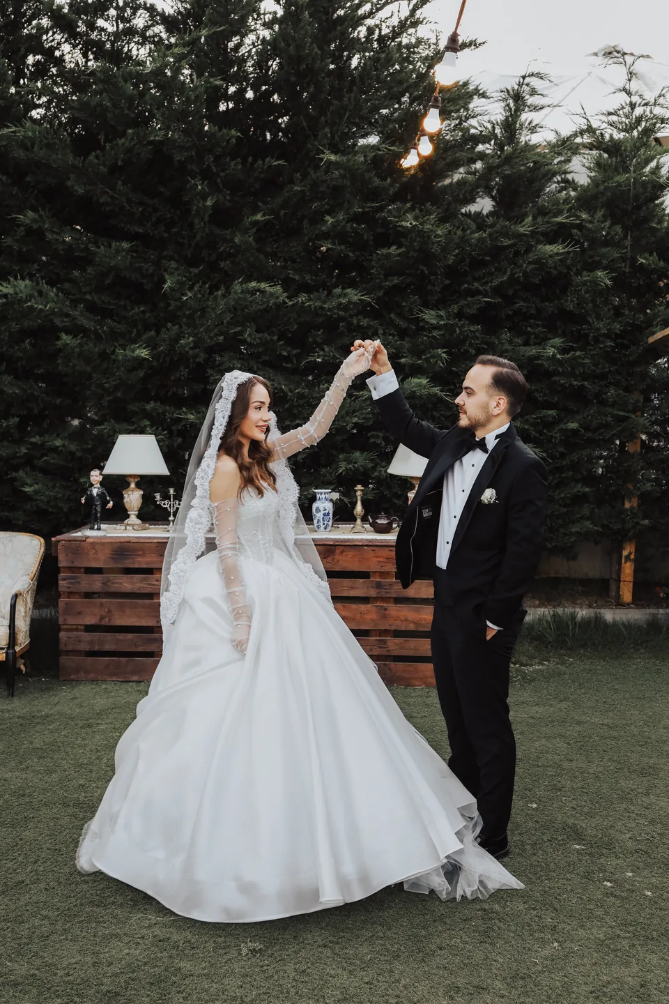 Masal Bahçe'de dans eden gelin ve damat