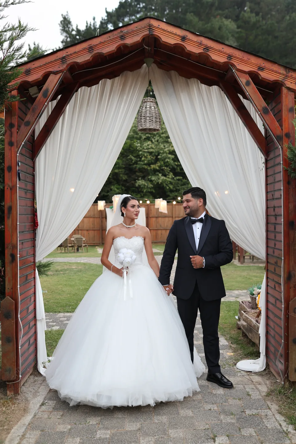 Rüya Bahçe girişinde gelin ve damat